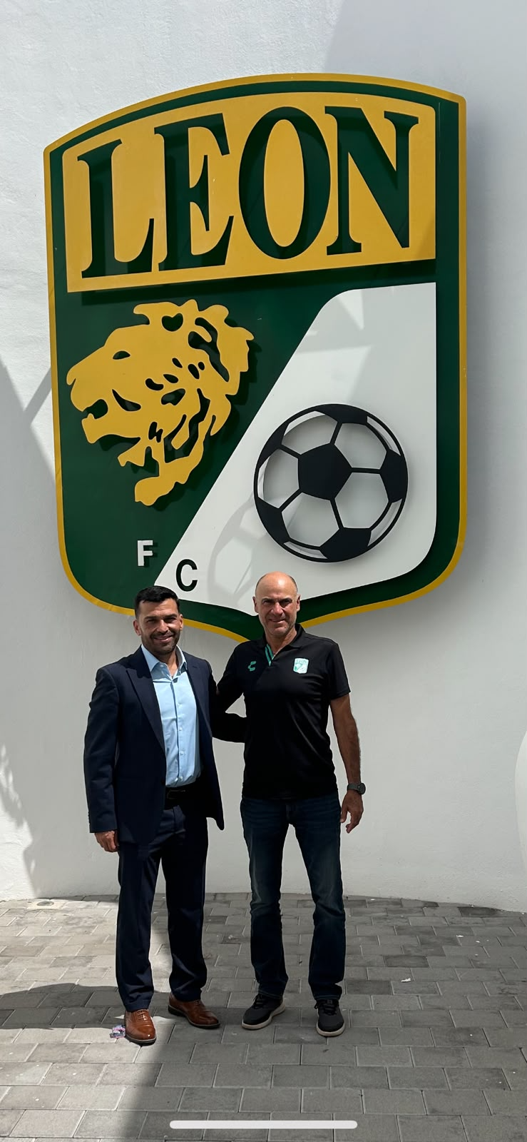 Luis D. Jiménez durante una visita profesional a un club de fútbol