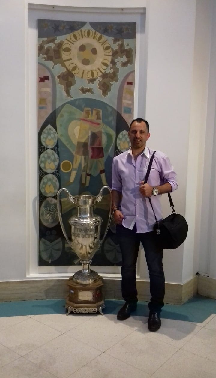 Oscar Vallejo Duarte junto a un trofeo histórico de fútbol