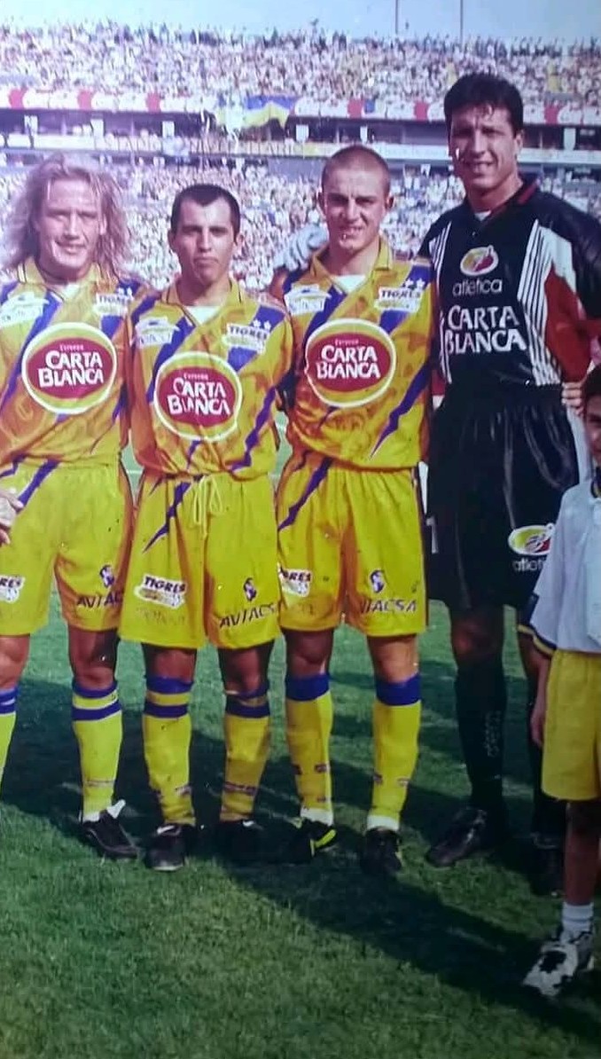Archivo de la trayectoria futbolística de Oscar Vallejo Duarte junto a otros jugadores