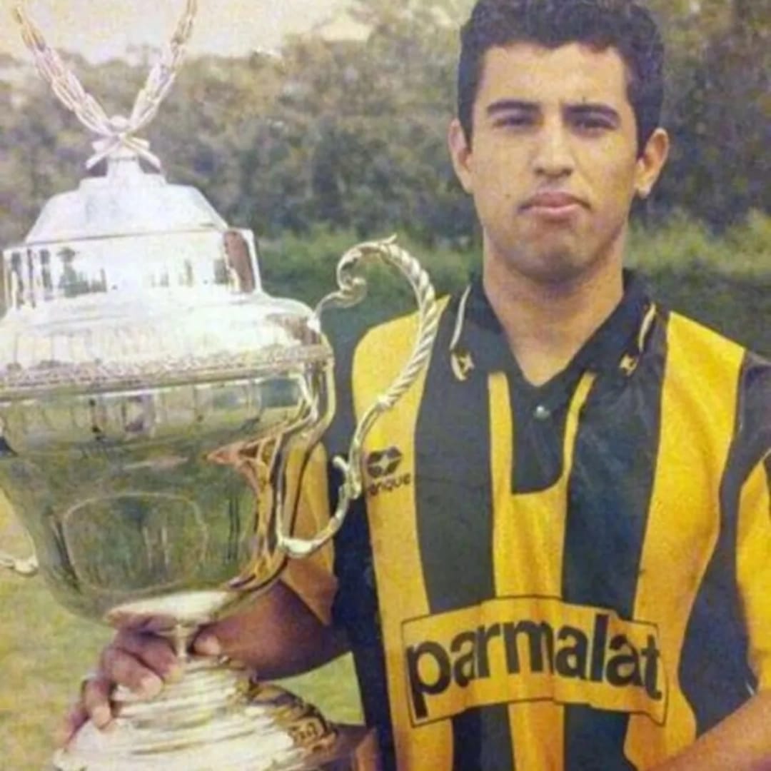 Oscar Vallejo Duarte con un trofeo durante su etapa como futbolista