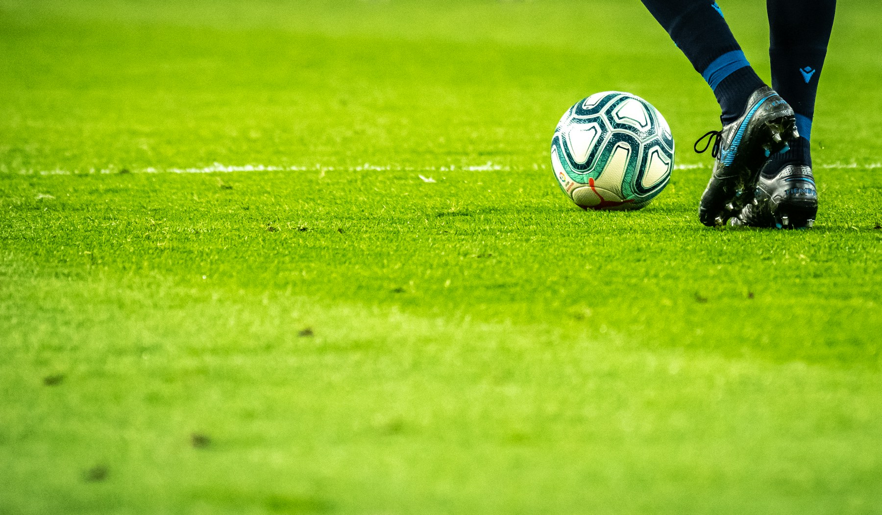 Estadio de fútbol profesional durante un partido internacional