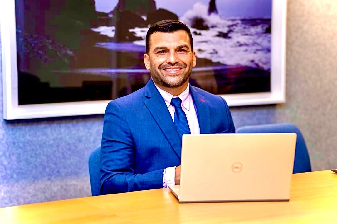 Luis D. Jiménez en su oficina de trabajo