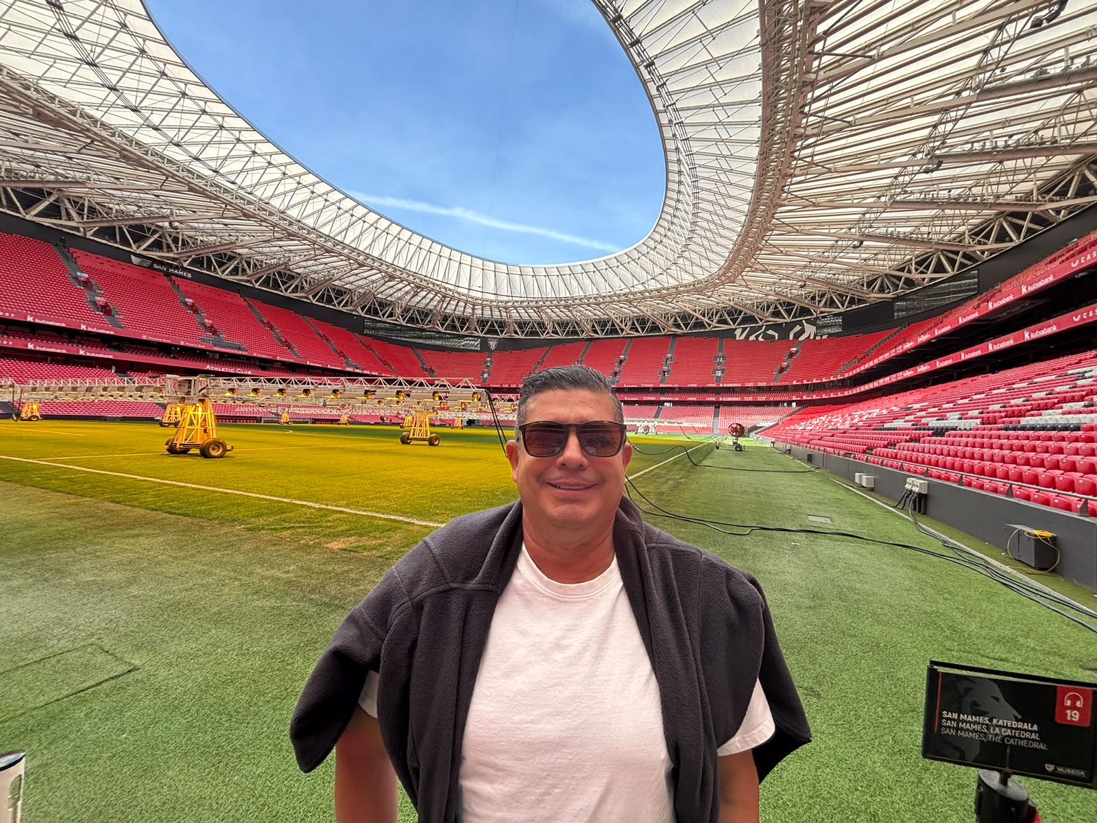 Orlando Ugalde Pastora dentro de un estadio de fútbol