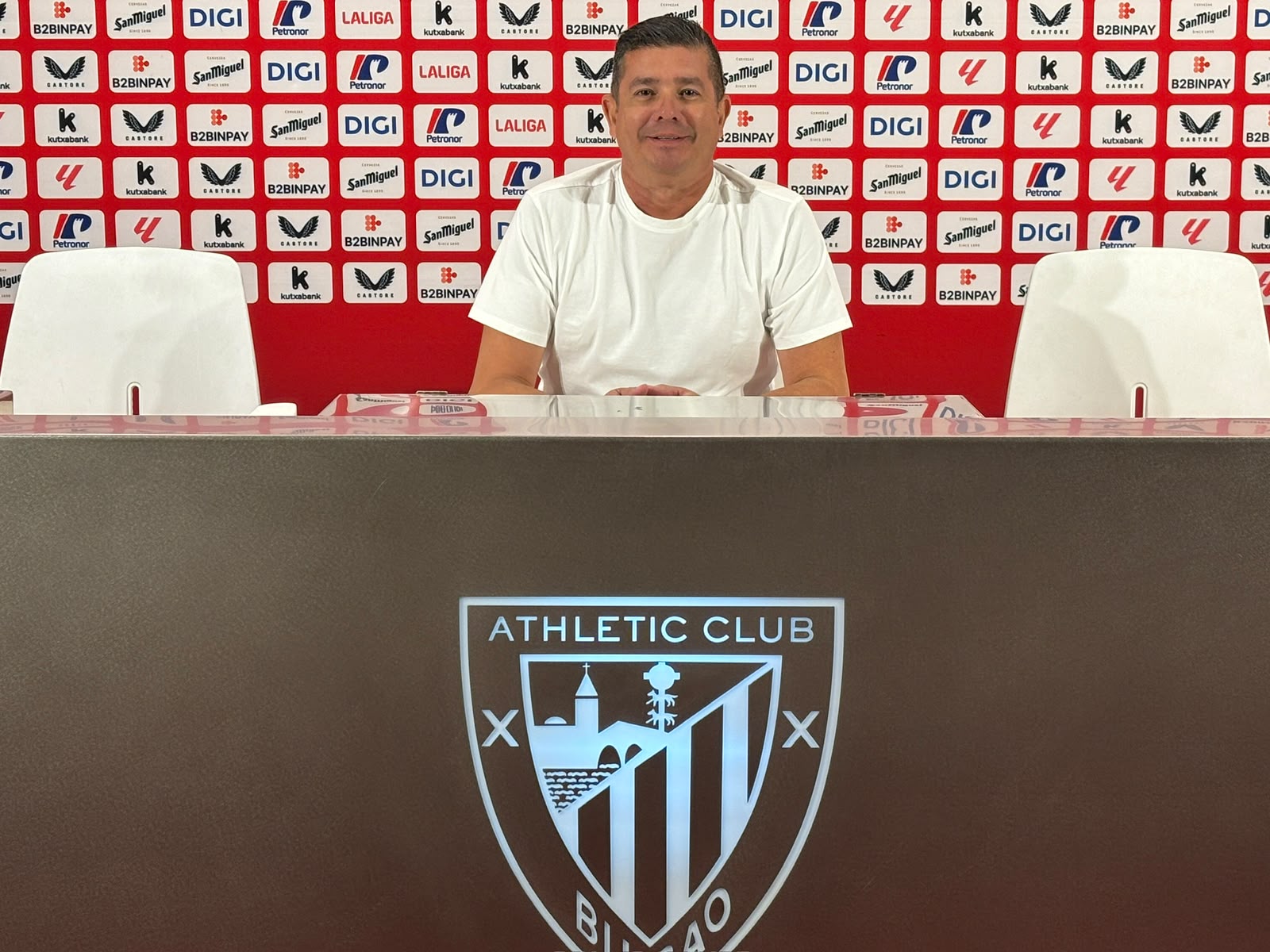 Orlando Ugalde Pastora en una sala de prensa de un estadio de fútbol