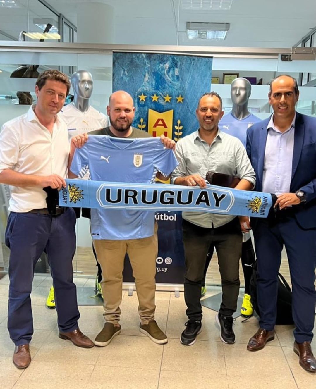 Oscar Vallejo Duarte en una actividad institucional de fútbol